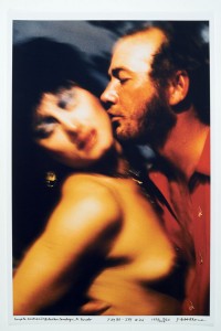 Jeffrey Silverthorne, Kissing, Dallas Cowboys, Nuevo Laredo, Texas-Mexico, 1986. 50 x 40 cm, cibachrome. © Jeffrey Silverthorne. Courtesy Kehrer Galerie