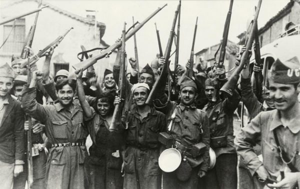 Spanischer Bürgerkrieg 1936–39. Soldaten der Republikanischen Armee, heben jubelnd ihre Gewehre. (1936) akg-images